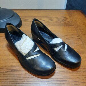 Clarks Black Lea Hall 2 Leather Pumps, Size 7N
